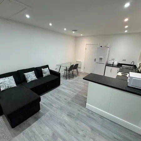 Private Cinema Studio Guest House With Garden Brentwood Exterior photo