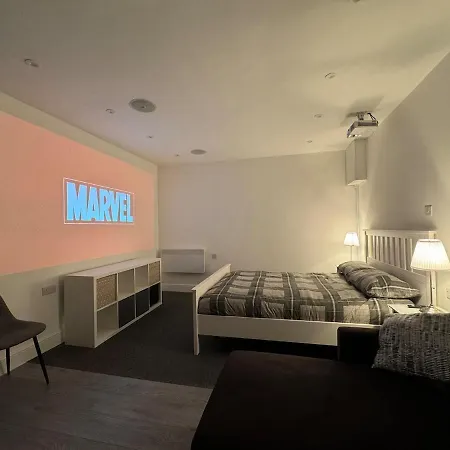 Private Cinema Studio Guest House With Garden Brentwood Exterior photo