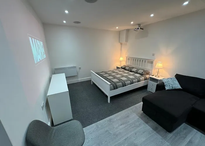 Private Cinema Studio Guest House With Garden
