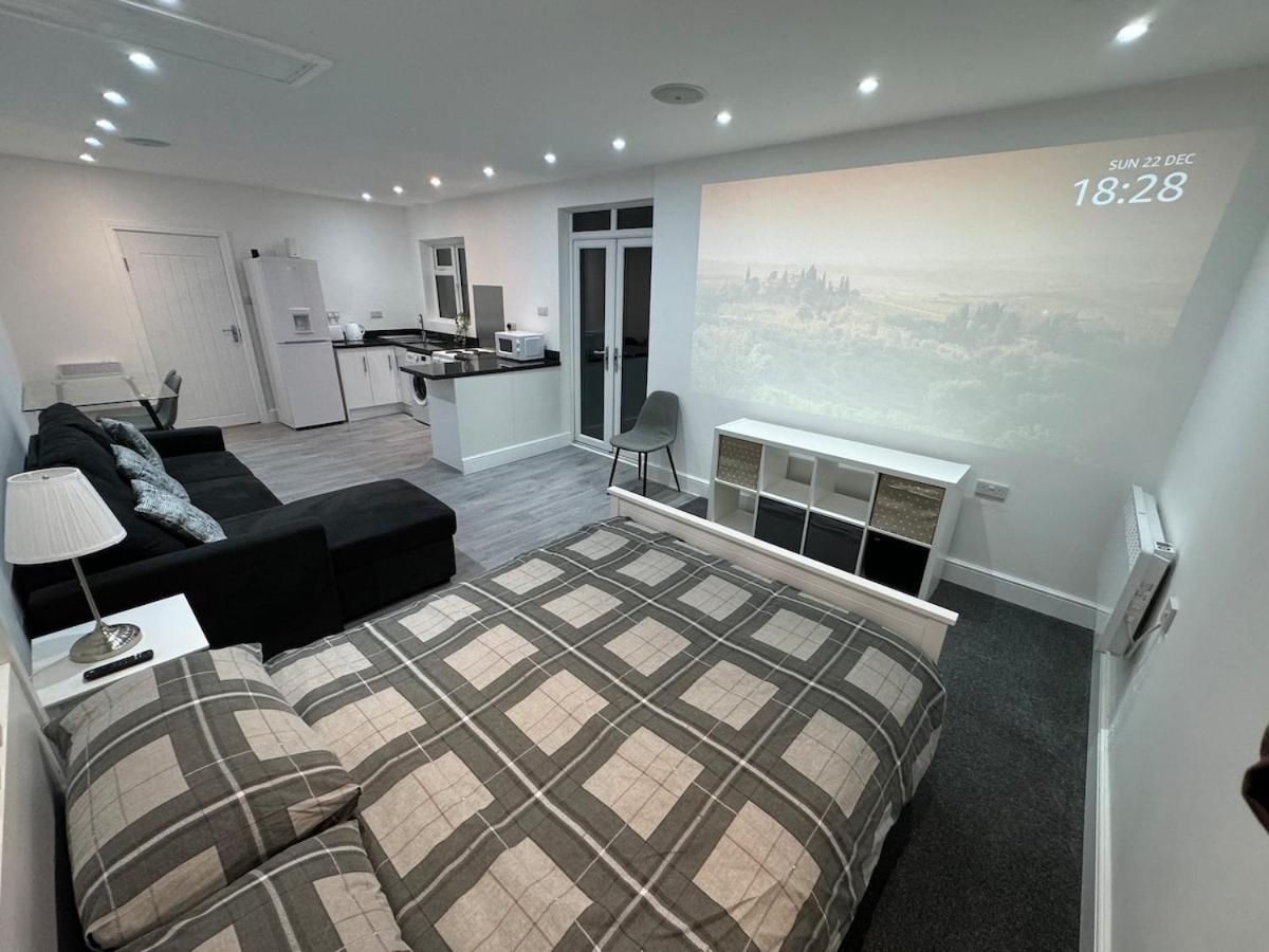 Private Cinema With Garden *